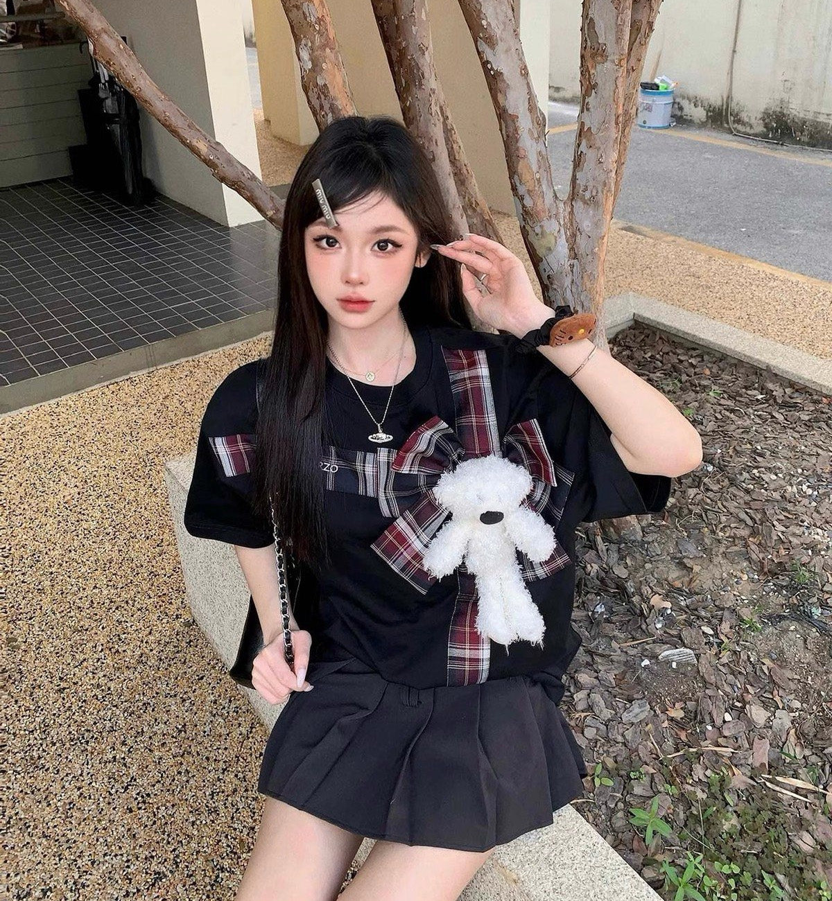13DE MARZO Bear Gift Bow T-Shirt (Black)