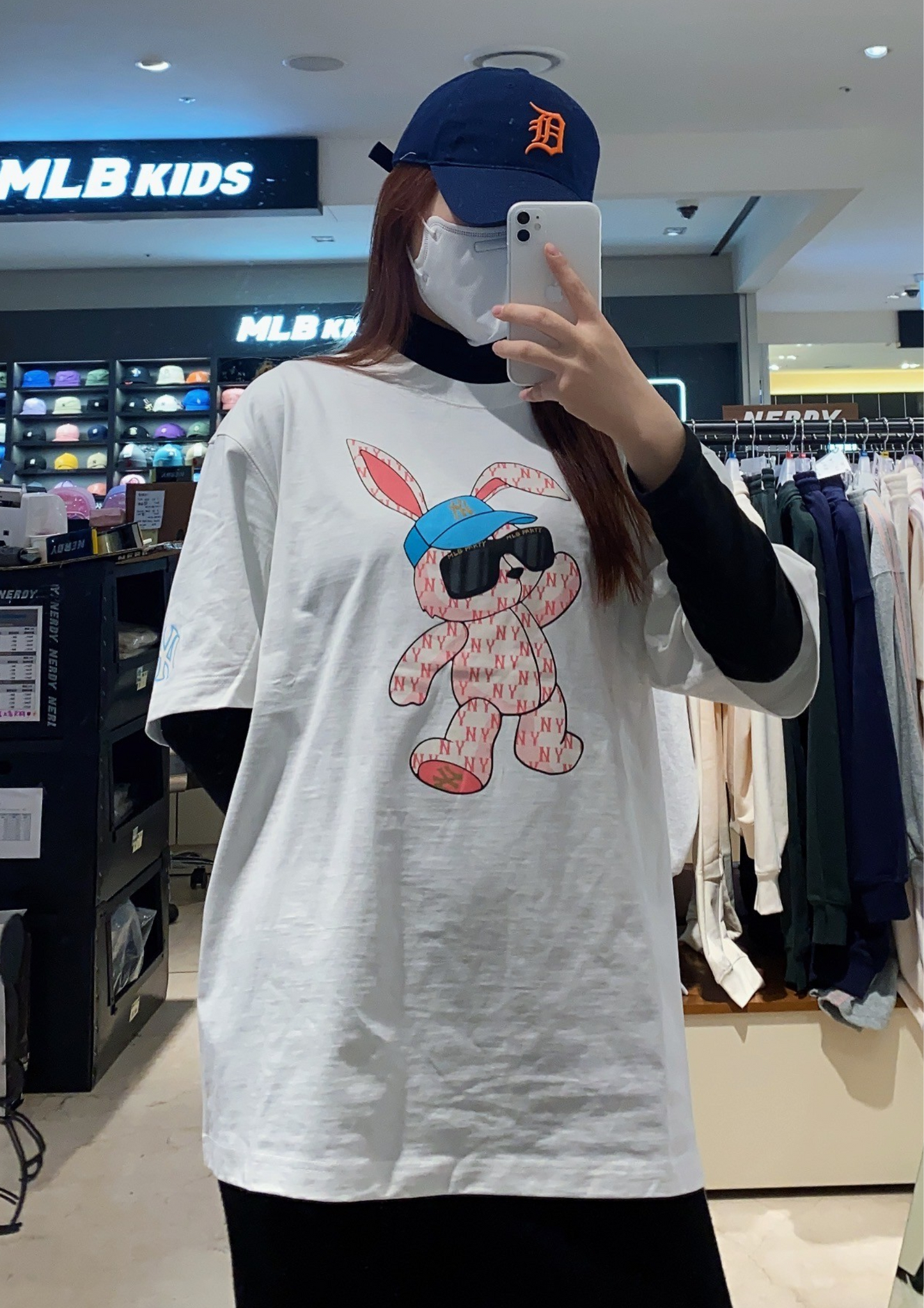 MLB New Year Rabbit Boston Redsox Sand T-shirt (White)