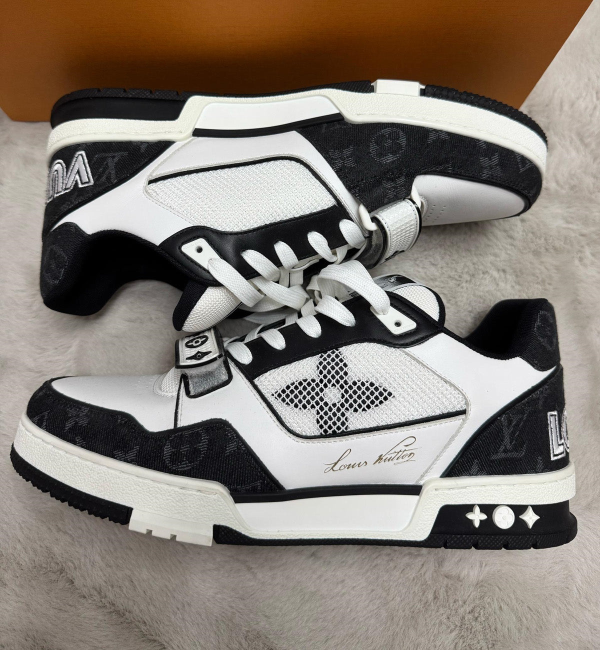 [Pre-used] LV Trainer Black White Velcro Strap