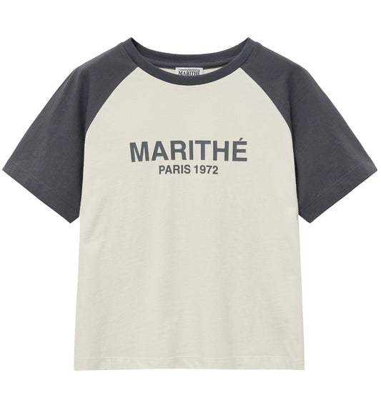 Marithe W Raglan Regular Logo T-Shirt (Charcoal)