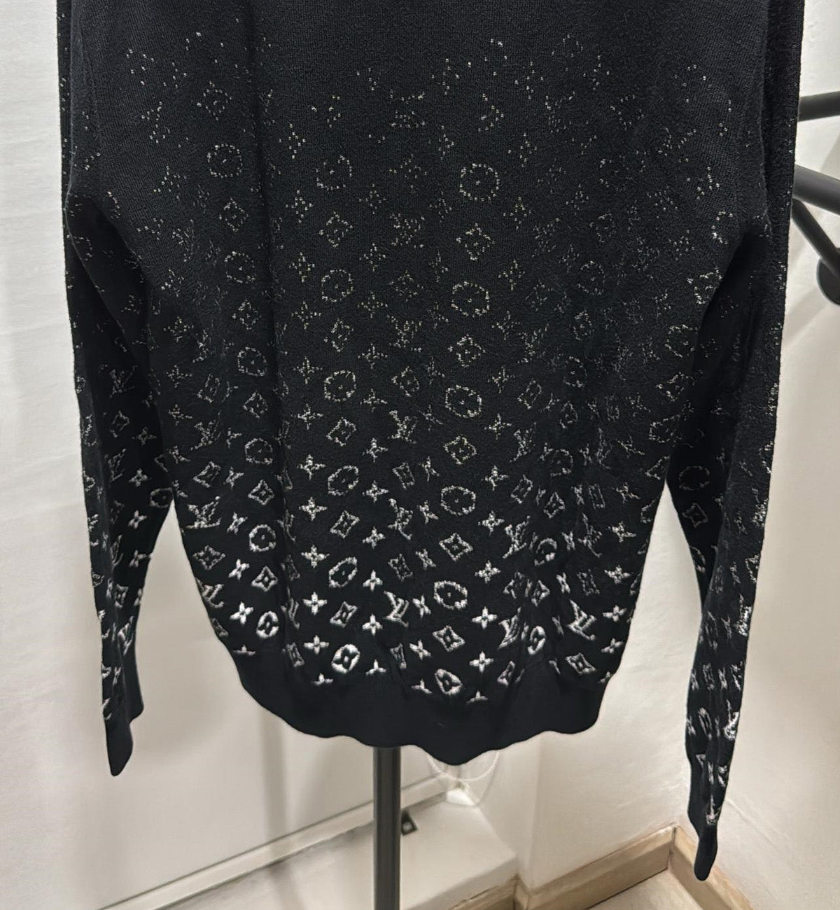 [Pre-Used] LV Sweater Gradient Black Full Logo