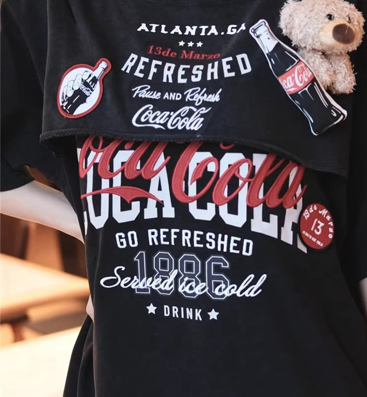 13DE MARZO x Coca-Cola Bear Layered Logo T-Shirt (Black)