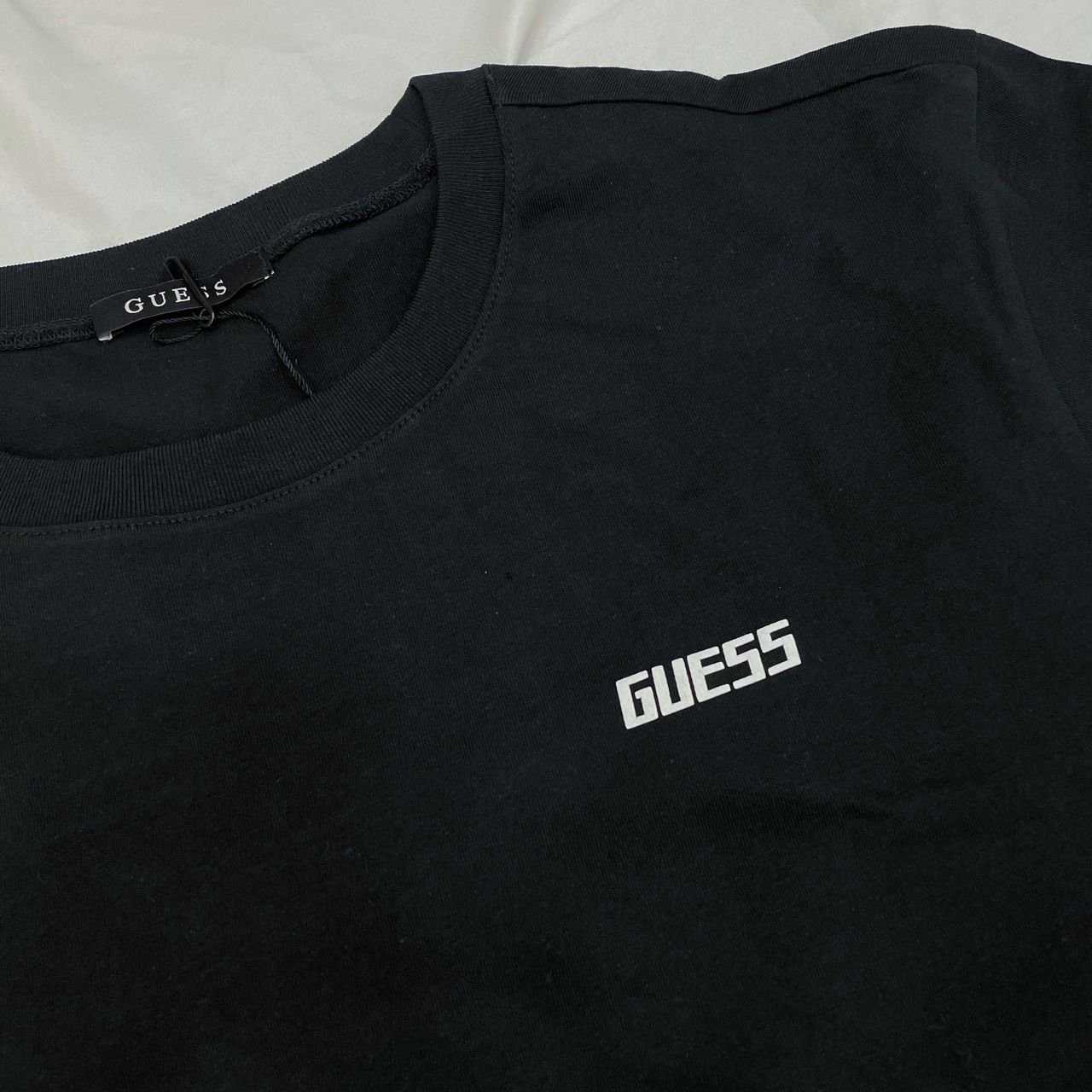 GUESS EMBROIDERED CHEST WORDING LOGO TEE - BLACK