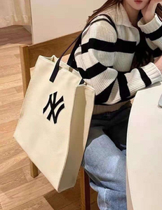 MONOTIVE COATED CANVAS VERTICAL NEW YORK YANKEES TOTE BAG